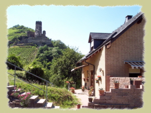 Schloss Ruine Fürstenberg Wein Weinverkauf Ferienwohnung Weingut Weinkeller Weinbau Winzersekt Weinfest Winzerfest Weinprobe Rhein Mittelrhein Loreley Bacharach Oberwesel Rüdesheim Weinversand Weltkulturerbe Bingen Koblenz Übernachtung Hotel